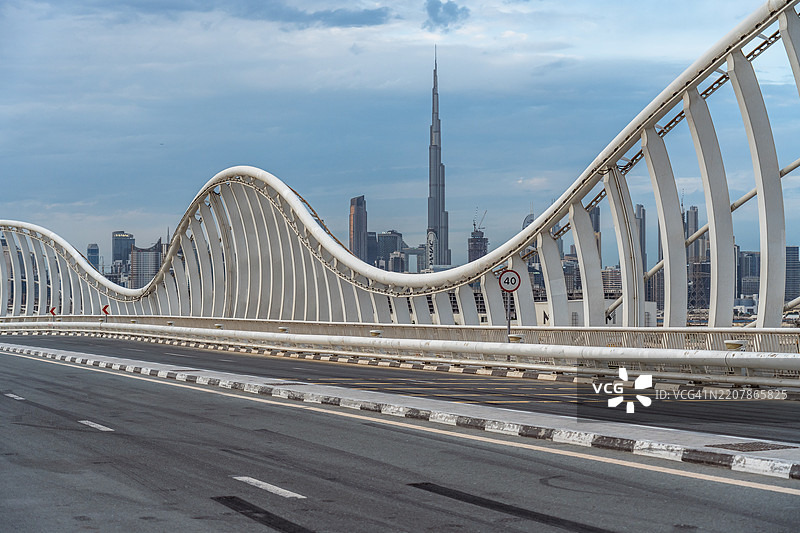 阿尔梅丹桥和迪拜市中心图片素材