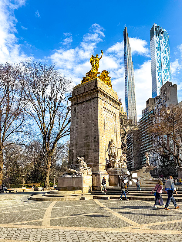 从纽约中央公园西南角看到的纪念碑和住宅建筑图片素材