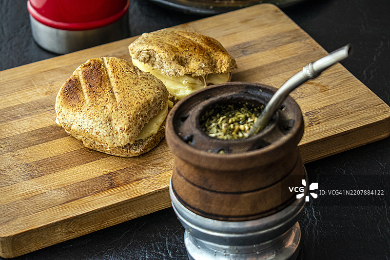 马黛茶和奶酪吐司。传统的阿根廷饮品。图片素材