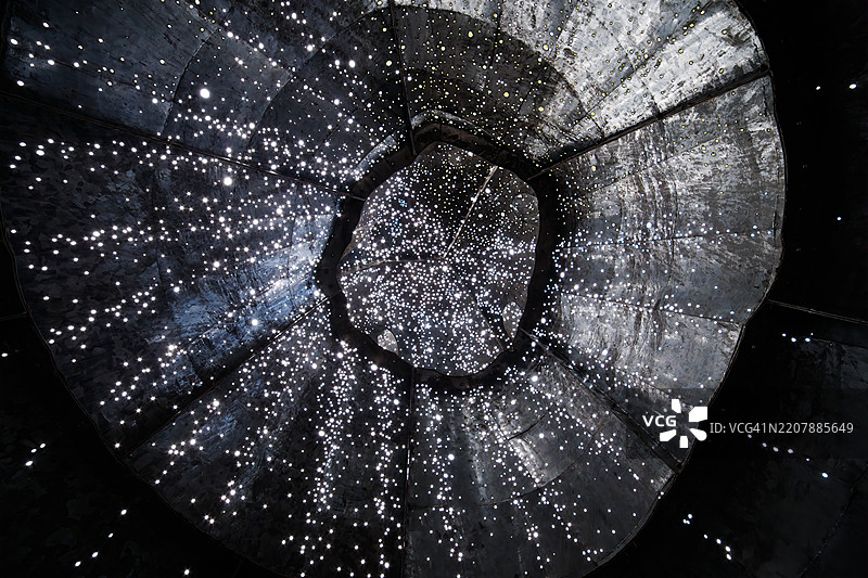 一座以猴面包树为主题的小屋。天花板上有一个小孔，进入时看起来像星空。静冈县热海市 - 2025年2月1日图片素材