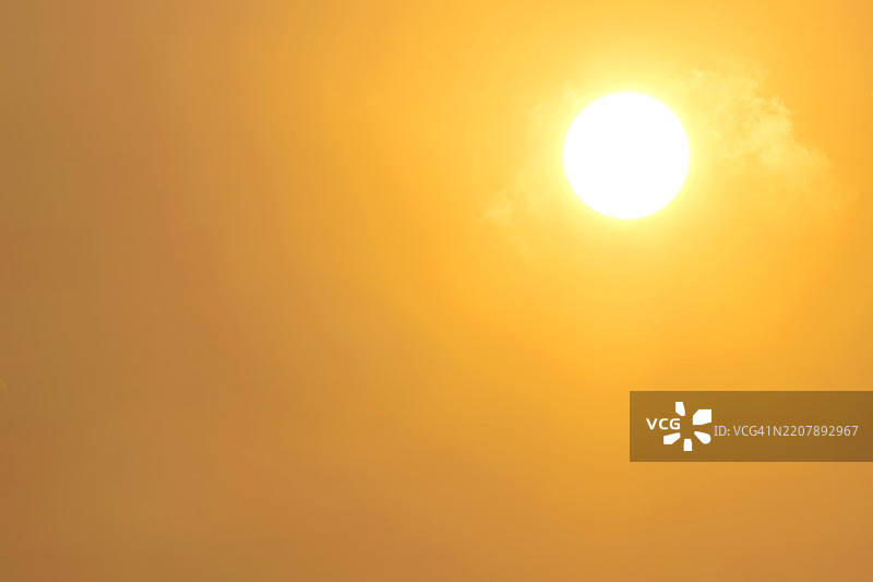 气候危机导致的全球变暖和灾难性的热浪，气候变化，阳光与燃烧，热浪炙热的阳光图片素材