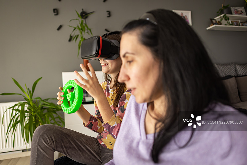 与妈妈在附近的虚拟现实赛车图片素材