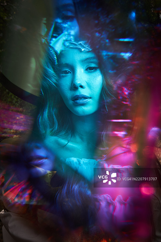 蓝紫色棱镜下的女性肖像。图片素材