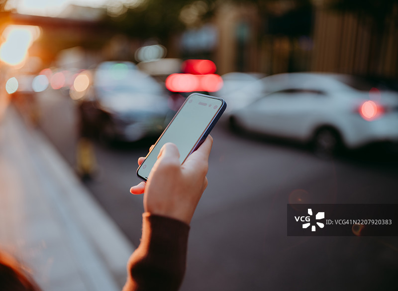 街头特写镜头中的女性使用智能手机图片素材