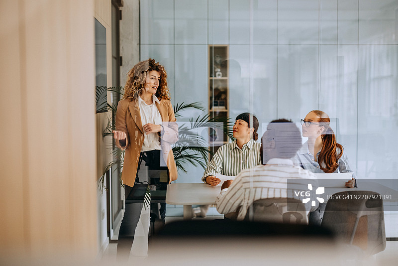 女首席执行官与团队分析业务表现图片素材