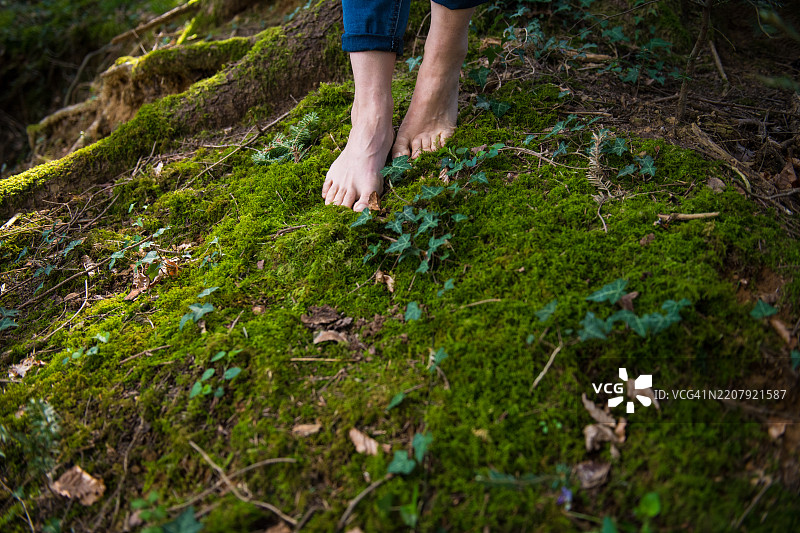 赤脚走在大自然中图片素材