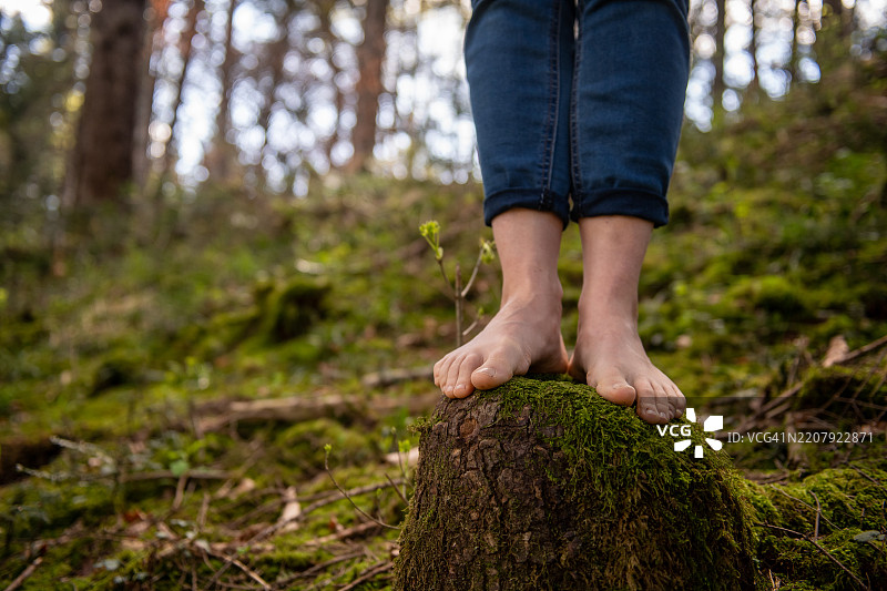 赤脚走在大自然中图片素材