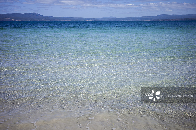 塔斯马尼亚澳大利亚玛丽亚岛国家公园的美丽海滩，水晶般清澈的海水图片素材