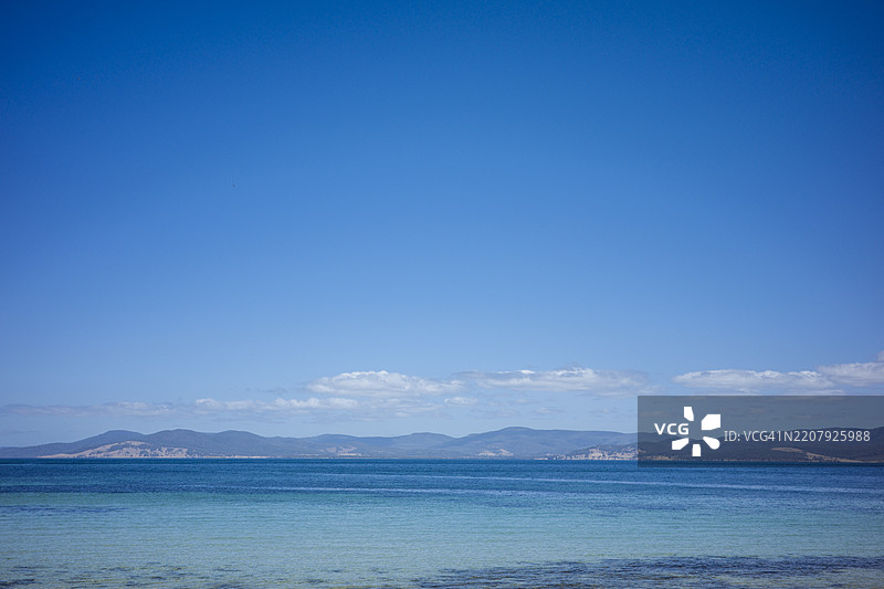 塔斯马尼亚玛丽亚岛国家公园的美丽海滩，水晶般清澈的海水图片素材