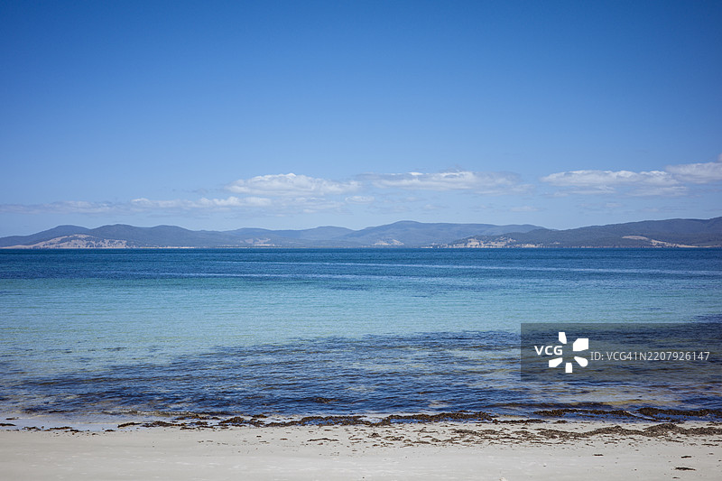 塔斯马尼亚澳大利亚玛丽亚岛国家公园的美丽海滩，水晶般清澈的海水图片素材