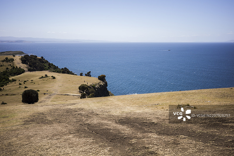 塔斯马尼亚东海岸的玛丽亚岛国家公园中的主教山和书记山的海景与悬崖图片素材