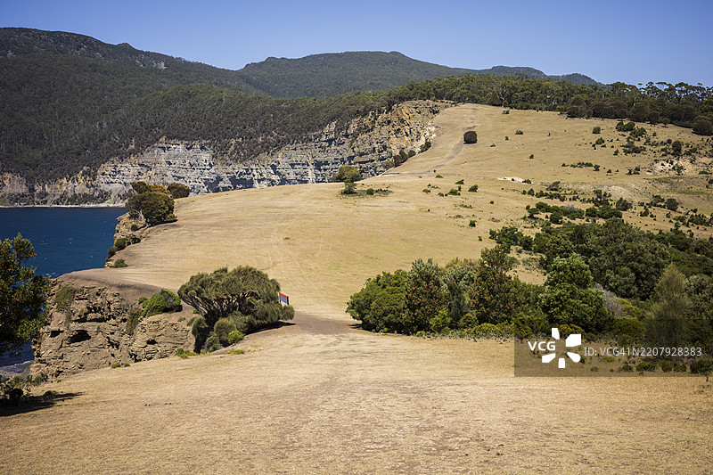 塔斯马尼亚东海岸的玛丽亚岛国家公园中的主教山和书记山的海景与悬崖图片素材