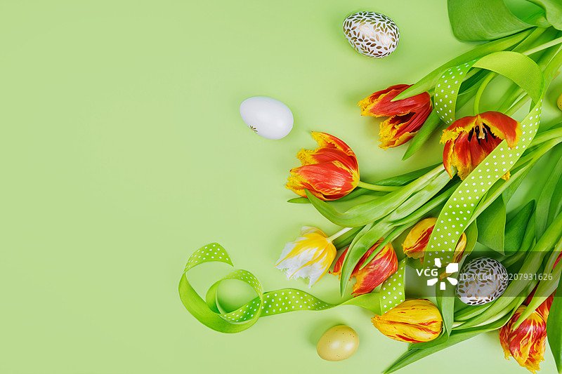 春季复活节静物画，包含郁金香和装饰蛋图片素材