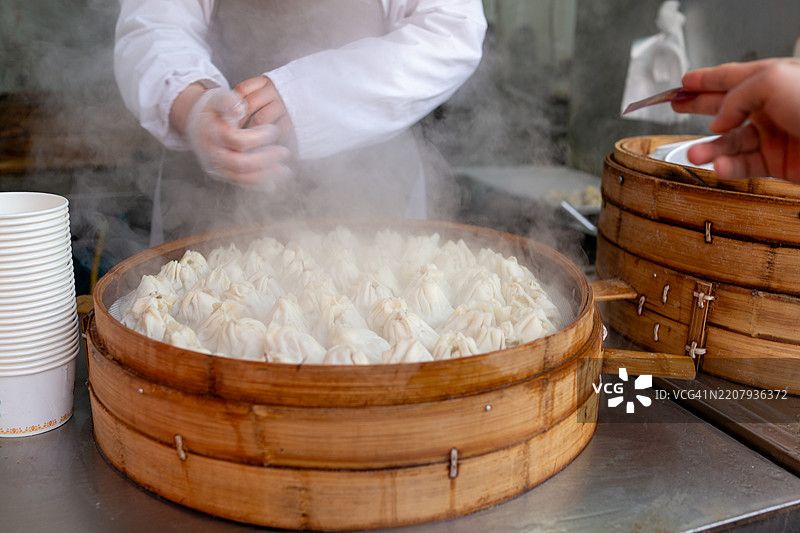 出售新鲜蒸制的烧卖图片素材