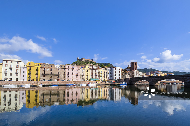 意大利撒丁岛博萨的粉彩色建筑图片素材