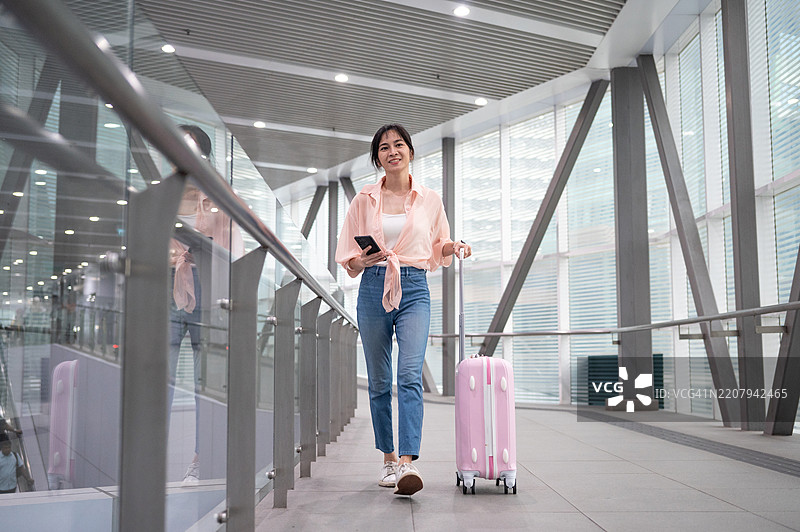 准备起飞：旅行者愉快的机场漫步图片素材