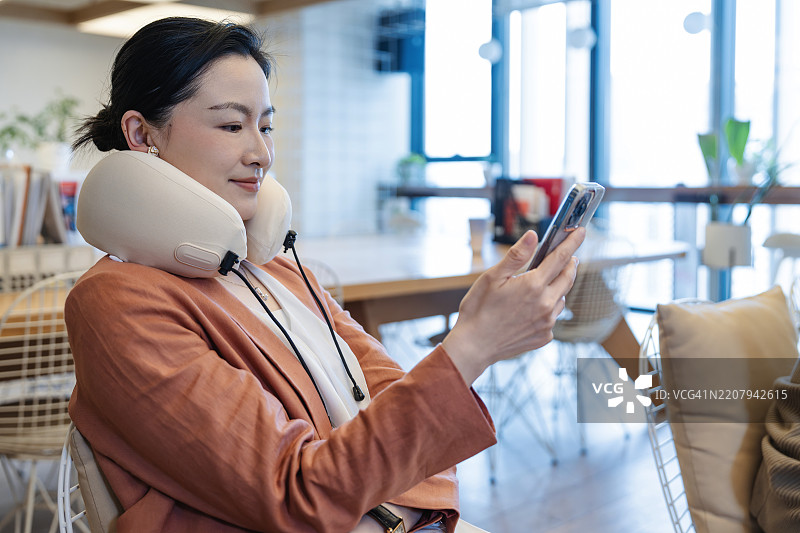 冷静的亚洲女商人在办公室休息放松图片素材