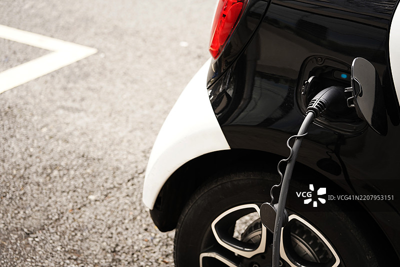 电动汽车的一部分，配有充电口和插头图片素材