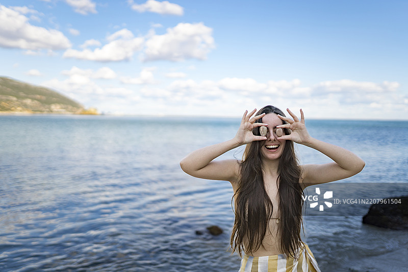 在欧洲海滩上玩耍的女人图片素材