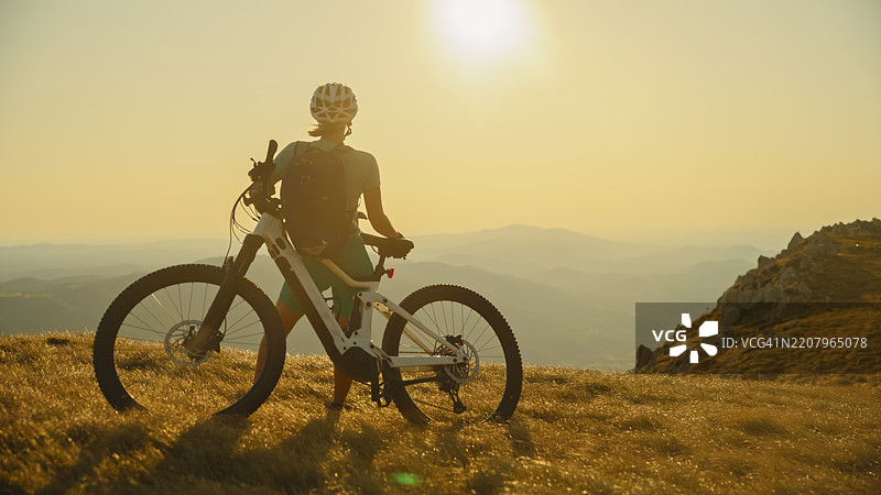 日落时分的独行登山骑行者图片素材