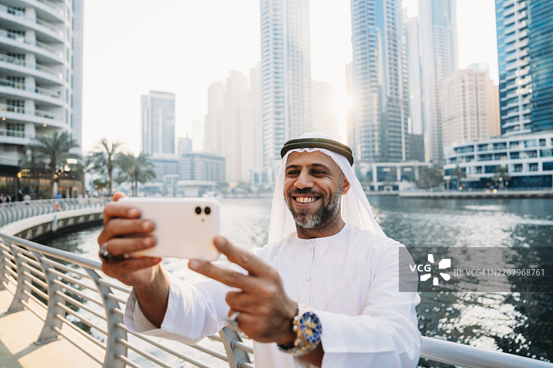 阿联酋商人在迪拜码头自拍图片素材