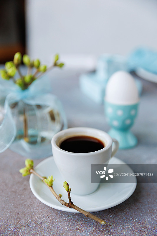 春季早餐，配有咖啡和新鲜的绿芽图片素材