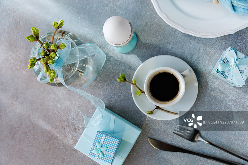 温馨的春季早餐，配有咖啡、礼物和新鲜的花朵图片素材