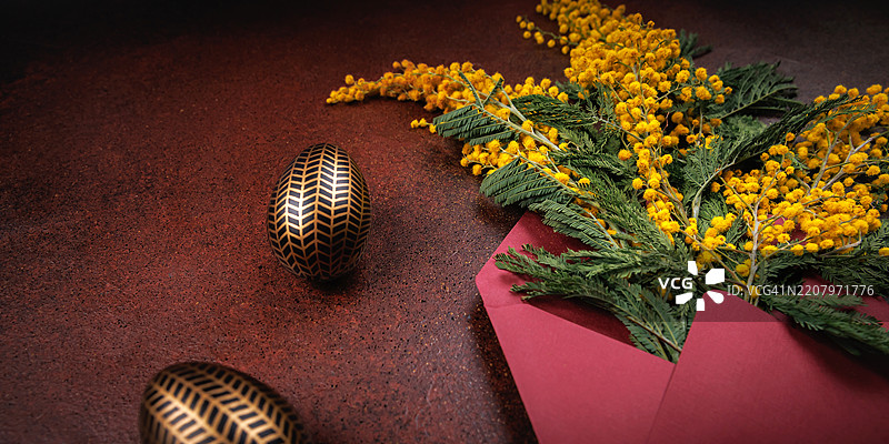 复活节庆祝卡，配有金色图案的彩蛋和金合欢花图片素材
