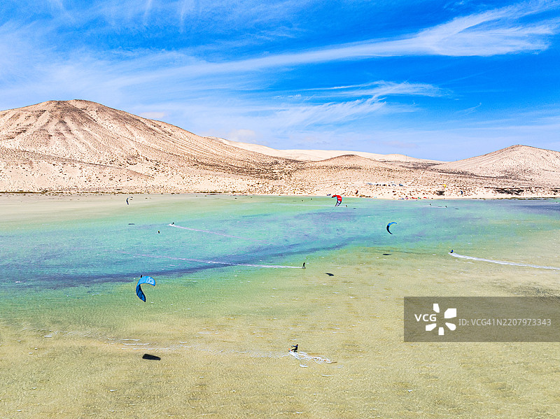 风筝冲浪者在碧蓝的海面上飞翔图片素材