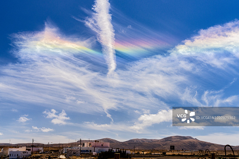 火山景观上空的彩虹云图片素材