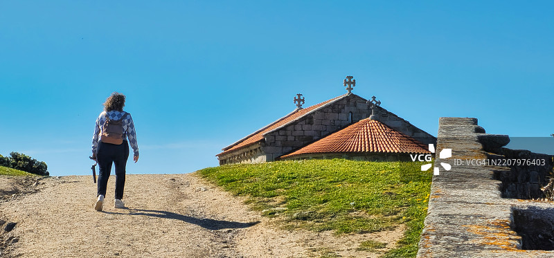 女人走向冬宫图片素材