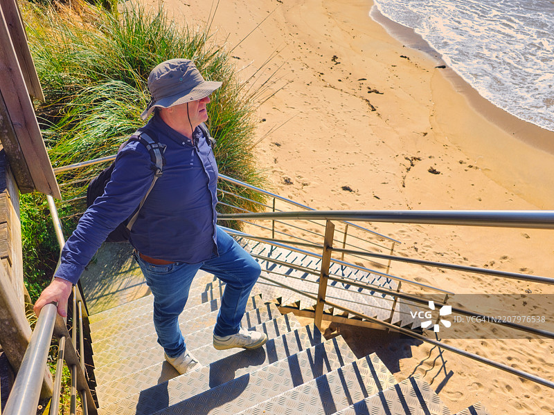 游客正在攀爬楼梯。图片素材