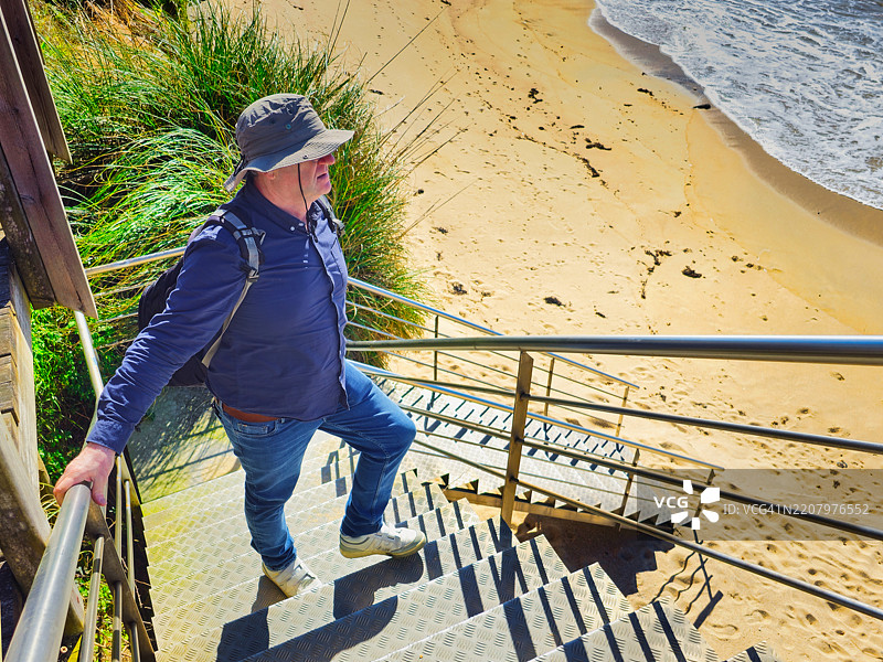 游客正在攀爬楼梯。图片素材