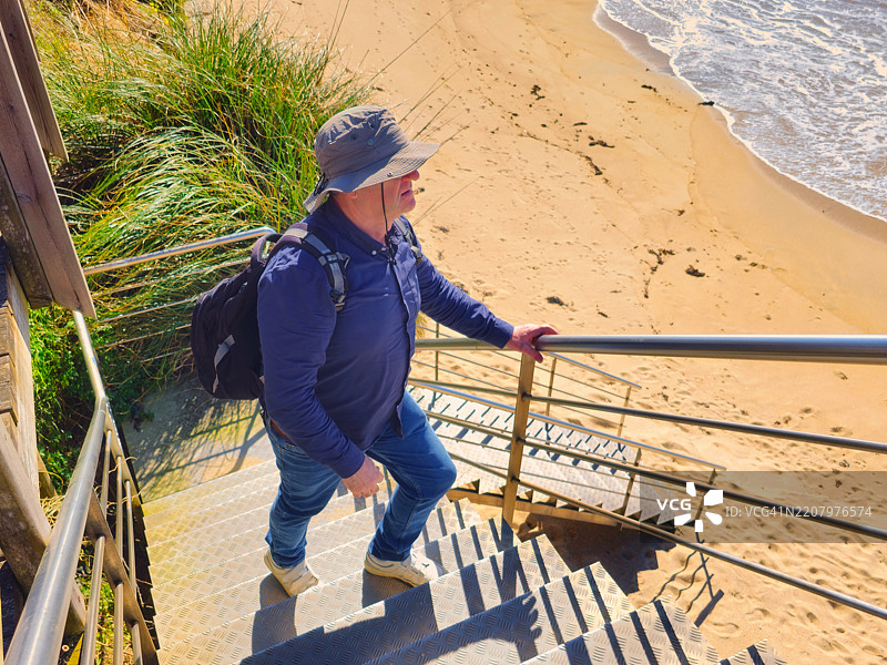 游客正在攀爬楼梯。图片素材