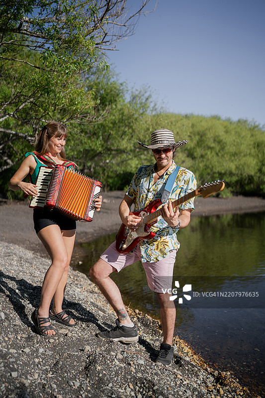 湖边的音乐家演奏手风琴和电吉他图片素材
