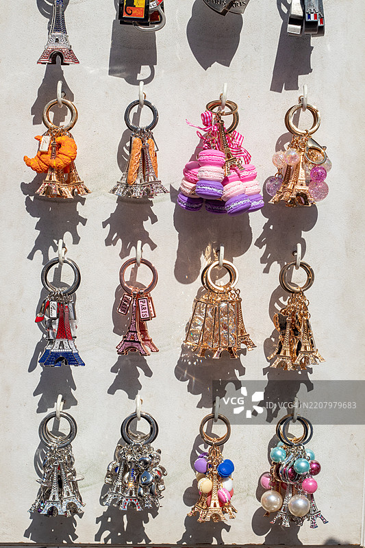 五彩缤纷的埃菲尔铁塔钥匙扣在明亮的阳光下悬挂展示图片素材