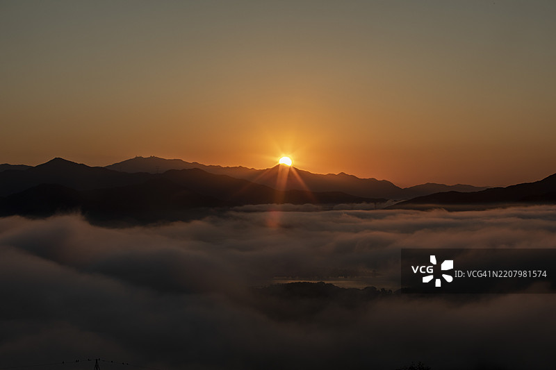 京畿道南扬州的云海与日出图片素材