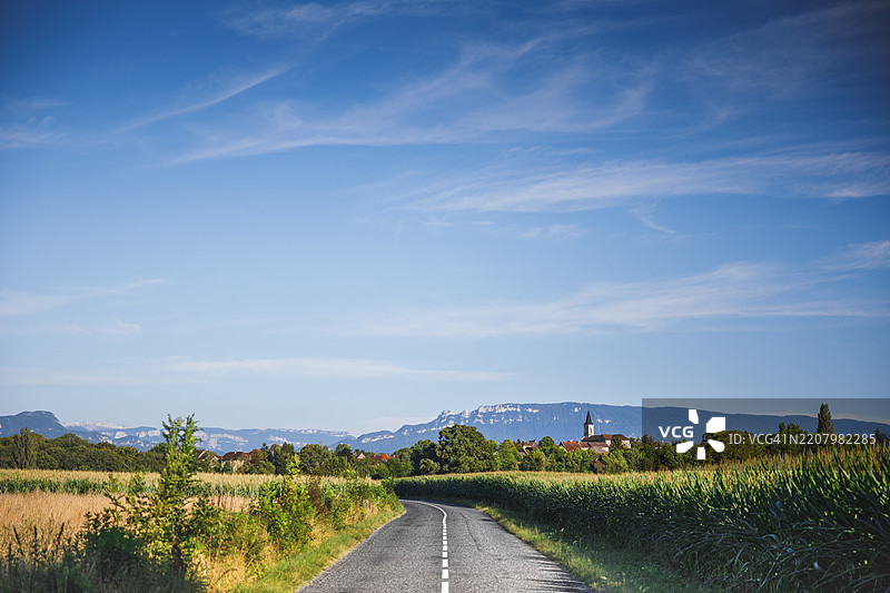 通往法国村庄Contrevoz的乡村道路，蓝天背景下留有空白空间图片素材