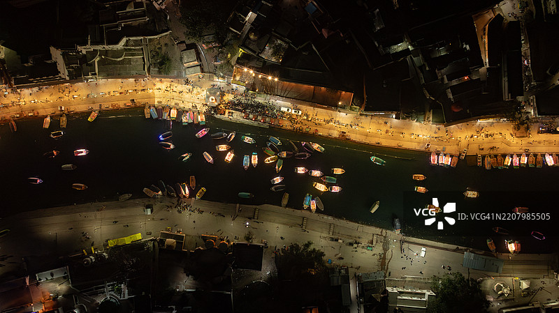 印度中央邦奇特卡特的曼达基尼河拉姆河岸晚间阿尔提仪式上的灯光划艇图片素材