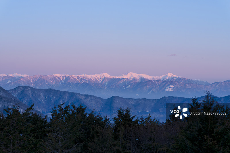 猩红峰：沐浴在晨光中的南阿尔卑斯山图片素材