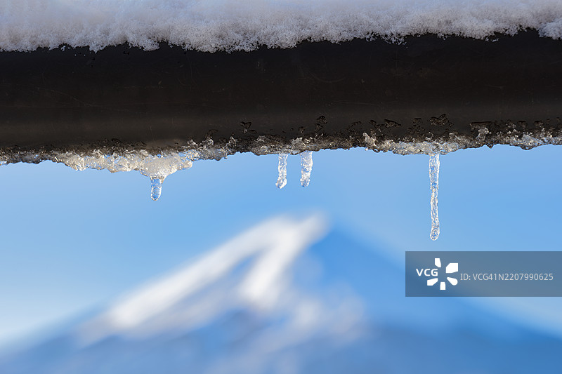 晨光下冰柱融化的富士山图片素材