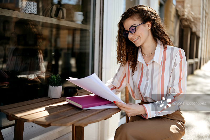 女人坐在咖啡馆里图片素材