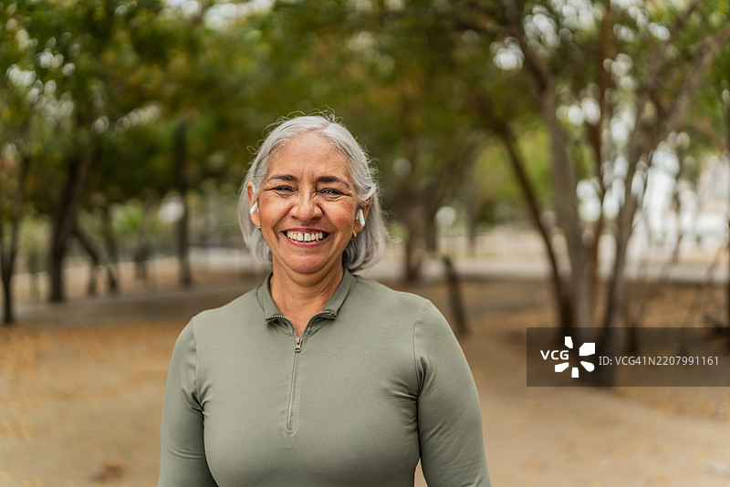 公园里一位老年女性的肖像图片素材