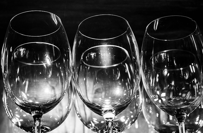 空酒杯的特写。低角度视图图片素材