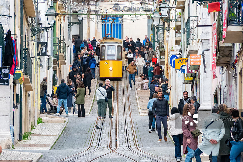 游客们蜂拥而至，参观里斯本的比卡电梯图片素材