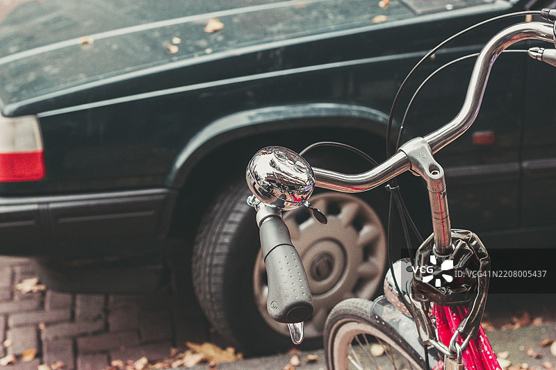 一辆自行车停在荷兰阿姆斯特丹的一辆车旁边 – 2023年11月图片素材