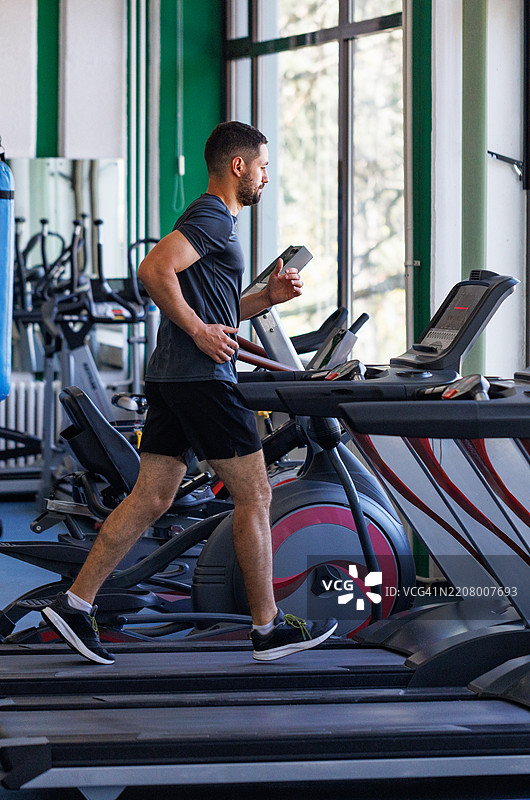 专注的运动员在室内慢跑图片素材