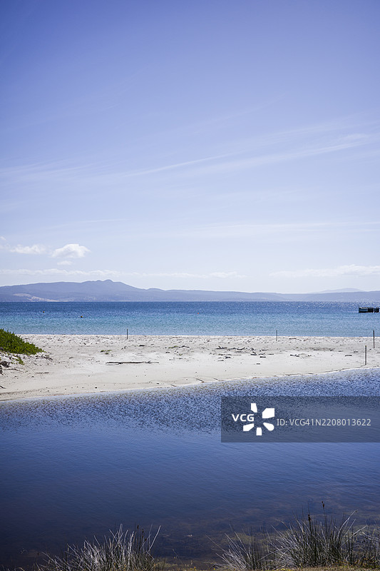 塔斯马尼亚玛丽亚岛国家公园达林顿湾的水晶般清澈的白沙滩景观图片素材