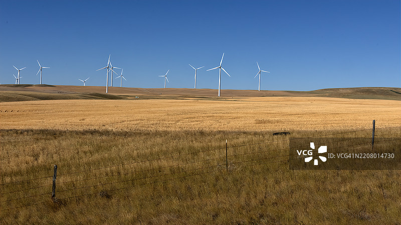 田野上风车的美丽景色图片素材