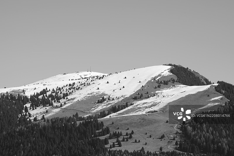 雪山在晴朗天空下的美丽景色图片素材